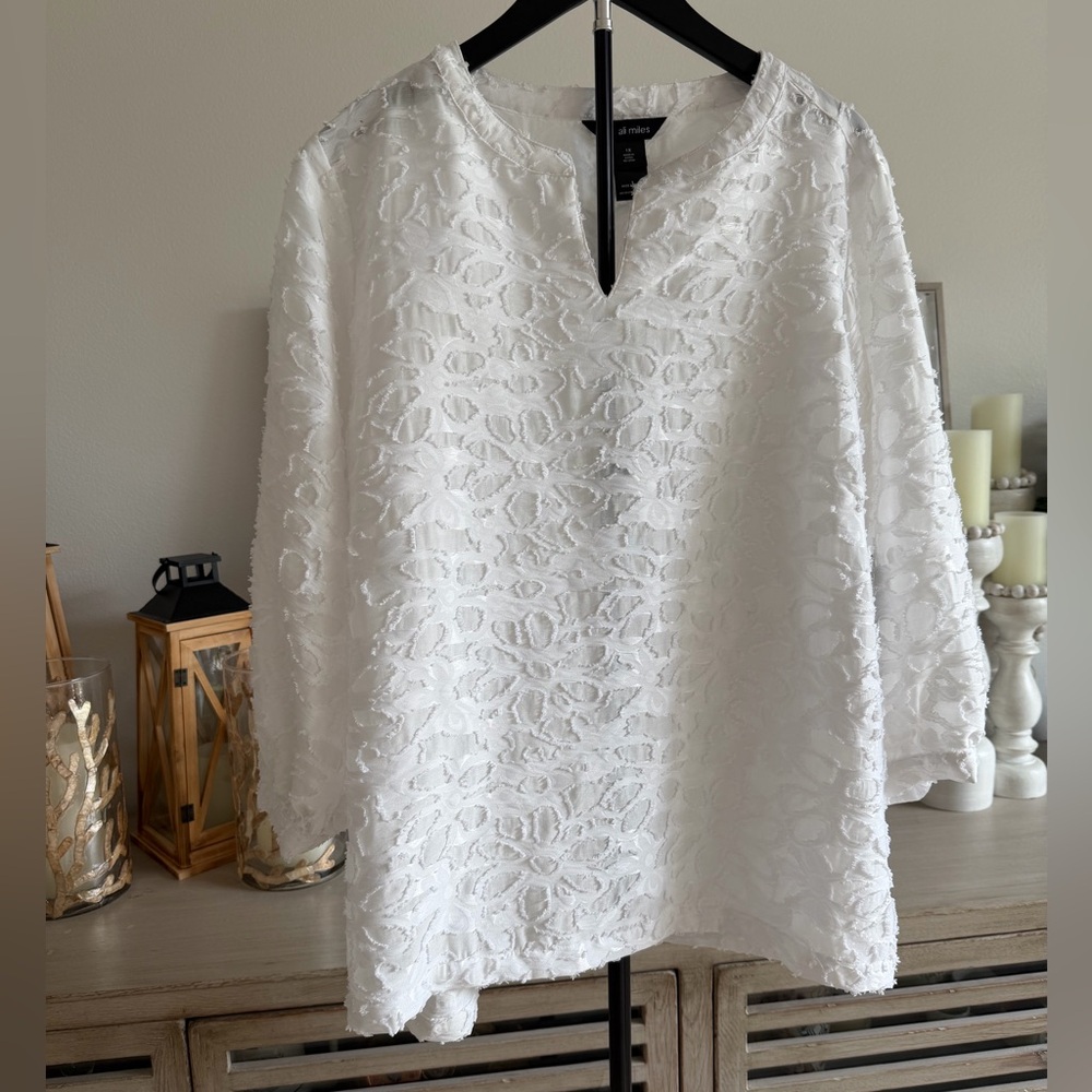 Ali Miles White Textured Split-V Tunic